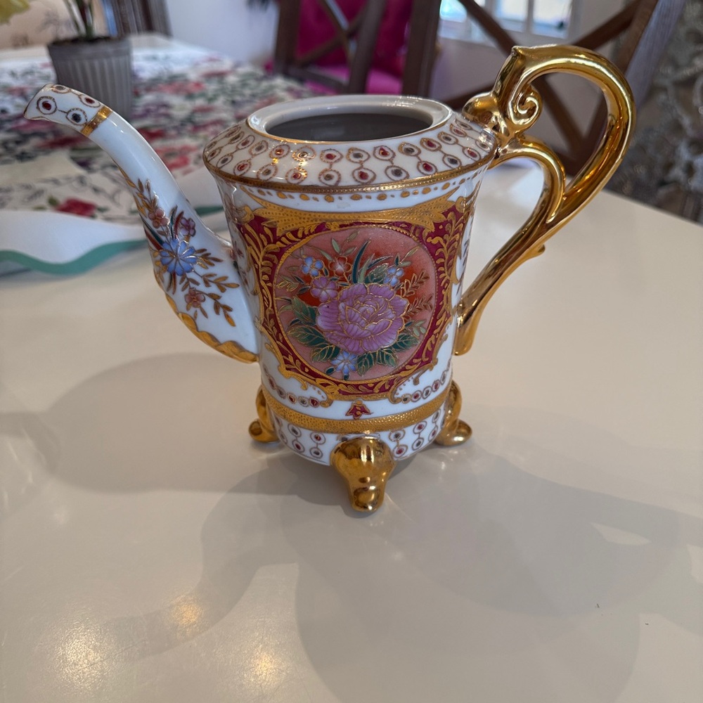 Elegant Pink Floral Porcelain Vase with Gold Accents - Picture 3 of 6